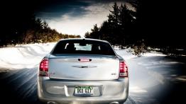 Chrysler 300 Glacier - tył - reflektory włączone