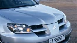 Mitsubishi Outlander - przód - reflektory włączone