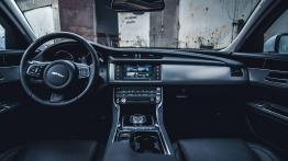 Jaguar XF - czarny charakter