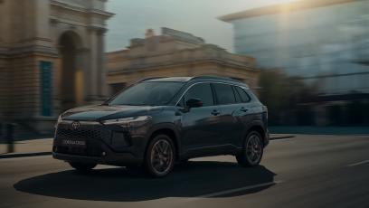 Toyota Corolla Cross zmienia się w SUV-a. Hybryda i GR SPORT w nowym wydaniu bestselleru