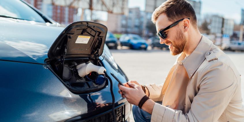 Stellantis opatentował niezwykły system. Płonący elektryk może sam odjechać od baterii