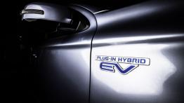 Mitsubishi Outlander III PHEV - emblemat boczny