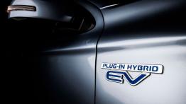Mitsubishi Outlander III PHEV - emblemat boczny