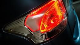 Mitsubishi Outlander III PHEV - lewy tylny reflektor - włączony