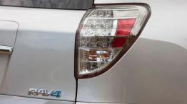 Toyota RAV4 EV - prawy tylny reflektor - wyłączony