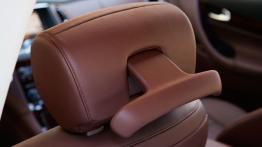 Infiniti EX - wieszak na ubrania