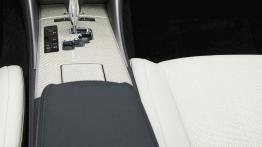 Lexus IS F - tunel środkowy między fotelami