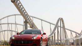 Ferrari FF - przód - reflektory włączone