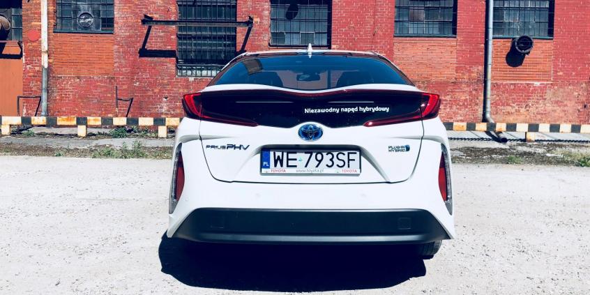 Toyota Prius Plug-in Hybrid kontra Hyundai IONIQ Plug-in – starcie „zielonych” tytanów