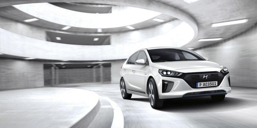 Toyota Prius Plug-in Hybrid kontra Hyundai IONIQ Plug-in – starcie „zielonych” tytanów