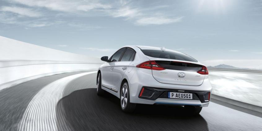 Toyota Prius Plug-in Hybrid kontra Hyundai IONIQ Plug-in – starcie „zielonych” tytanów