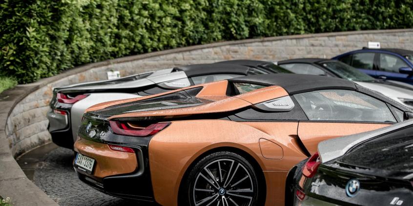 BMW i8 Roadster – supersamochód bez dachu i z trzema cylindrami