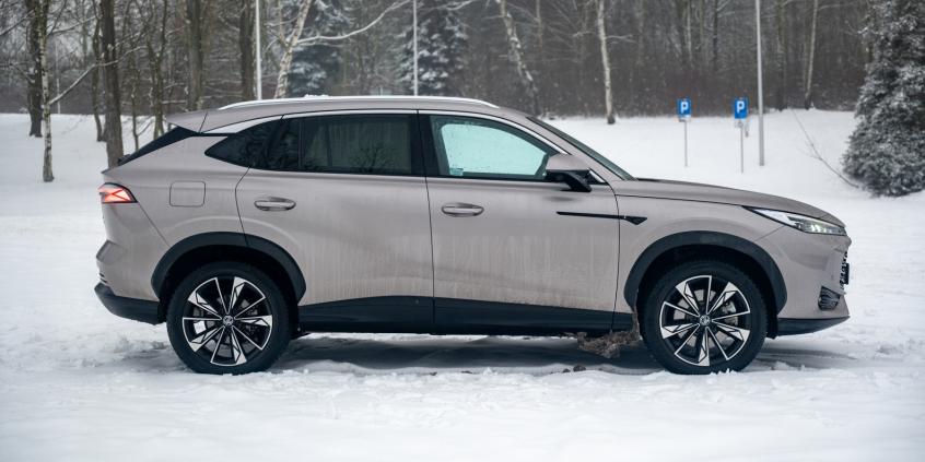 Porównanie: MG HS Hybrid+ Exclusive vs Nissan Qashqai e-Power Tekna+. Która hybryda lepsza?