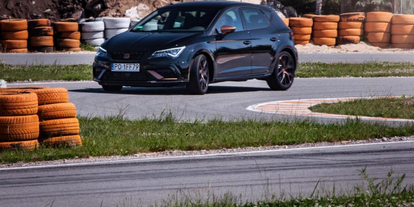 Seat Leon Cupra R – czym różni się od „zwykłej” Cupry? I czy warto dopłacać?