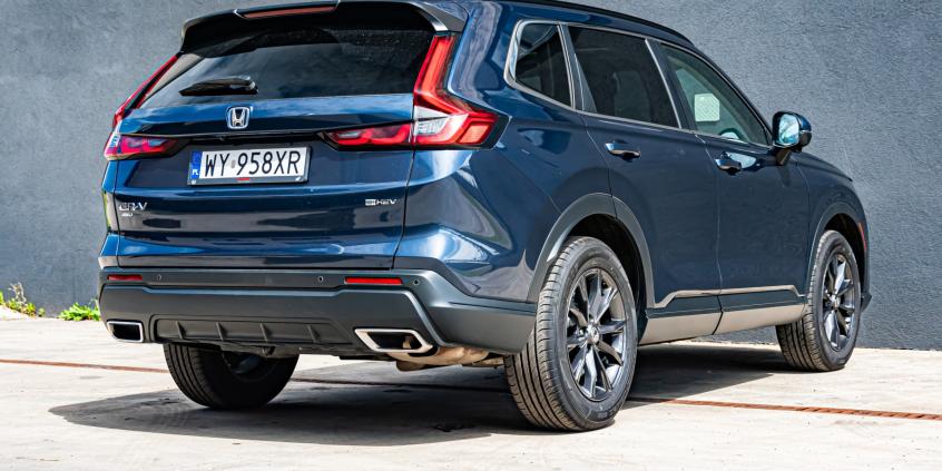 Toyota RAV4 Hybrid vs Honda CR-V e:HEV – japońscy giganci hybryd: multimedia i zawieszenie