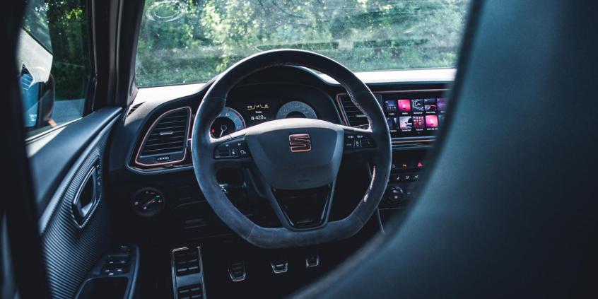 Seat Leon Cupra R – czym różni się od „zwykłej” Cupry? I czy warto dopłacać?