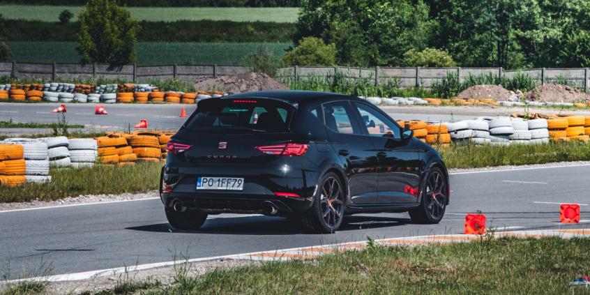 Seat Leon Cupra R – czym różni się od „zwykłej” Cupry? I czy warto dopłacać?