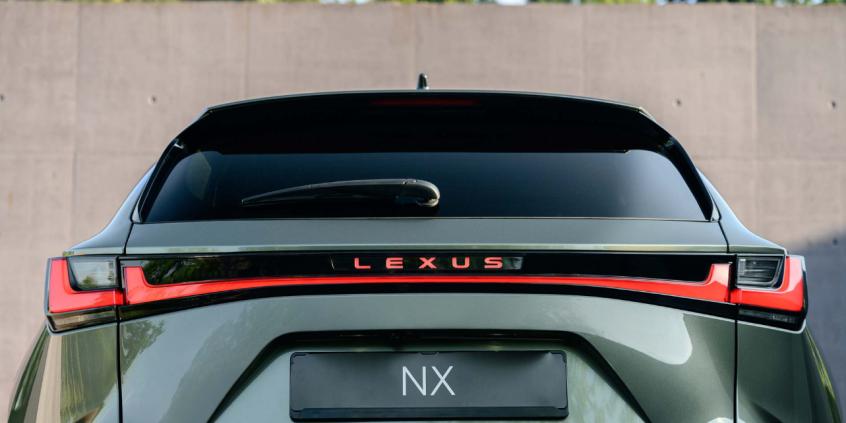 Lexus NX dostał większą baterię. Teraz przejedzie ponad 100 km na prądzie