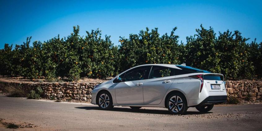 Czy wtyczka bardzo zmienia wygląd samochodu? Porównanie Priusa Plug-in z odmianą hybrydową Prius HEV