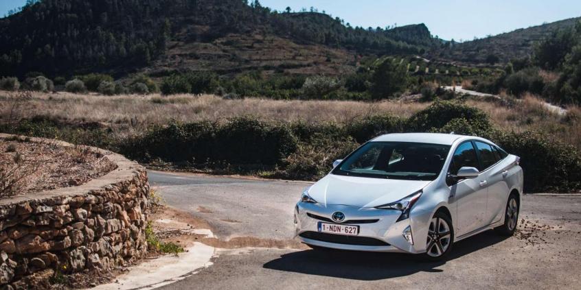 Czy wtyczka bardzo zmienia wygląd samochodu? Porównanie Priusa Plug-in z odmianą hybrydową Prius HEV