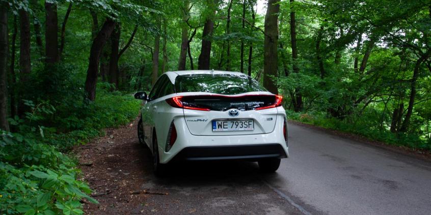 Czy wtyczka bardzo zmienia wygląd samochodu? Porównanie Priusa Plug-in z odmianą hybrydową Prius HEV