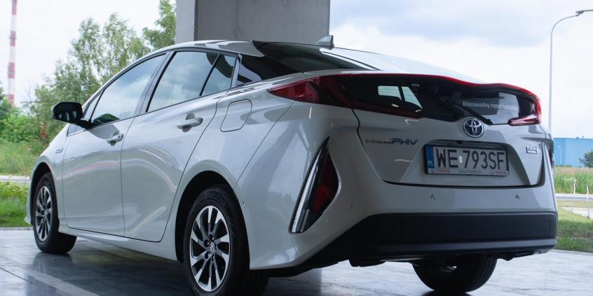 Czy wtyczka bardzo zmienia wygląd samochodu? Porównanie Priusa Plug-in z odmianą hybrydową Prius HEV