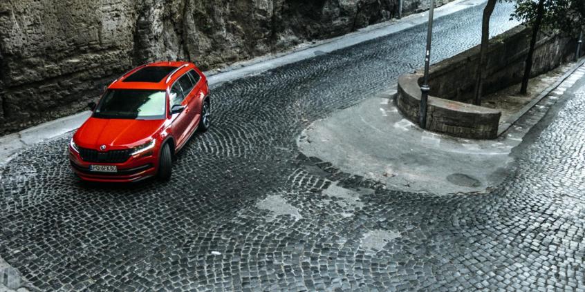 Cofanie i parkowanie z zamkniętymi oczami – systemy wspomagania parkowania w Skodzie