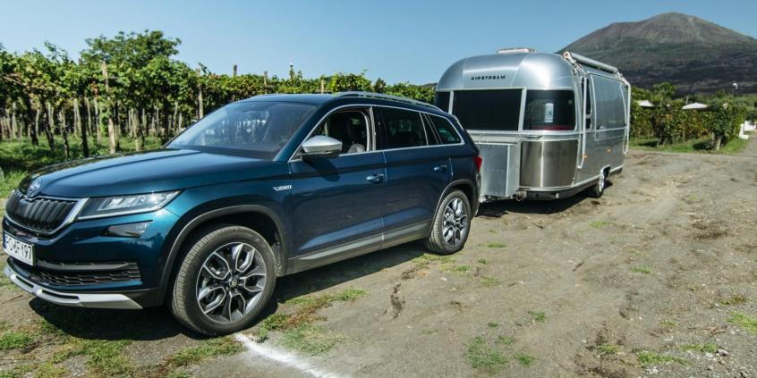 Cofanie i parkowanie z zamkniętymi oczami – systemy wspomagania parkowania w Skodzie