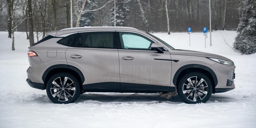 Chińskie hybrydy PHEV z emisją poniżej 50g CO2 – Ranking ofert i korzyści podatkowe 2026