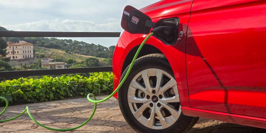 Hybrydy plug-in emitują prawie tyle co samochody spalinowe. Nowy raport nie pozostawia złudzeń