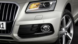 Audi Q5 Facelifting - lewy przedni reflektor - włączony