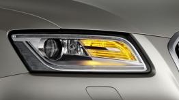 Audi Q5 Facelifting - prawy przedni reflektor - włączony