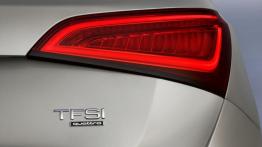 Audi Q5 Facelifting - prawy tylny reflektor - włączony