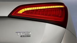 Audi Q5 Facelifting - prawy tylny reflektor - włączony