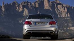 Mercedes E 400 (W212) sedan Facelifting - widok z tyłu