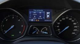 Nowy Ford Focus kombi vs używane BMW serii 3 Touring