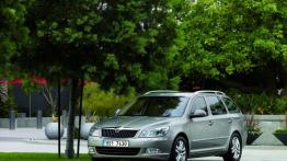 Skoda Octavia II Kombi Facelifting - widok z przodu