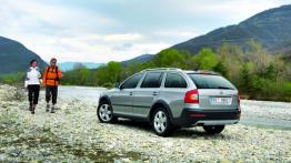 Skoda Octavia II Scout Facelifting - lewy bok