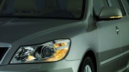 Skoda Octavia II Kombi Facelifting - lewy przedni reflektor - włączony