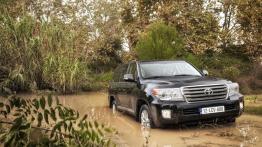 Toyota Land Cruiser V8 Facelifting - widok z przodu