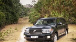 Toyota Land Cruiser V8 Facelifting - widok z przodu