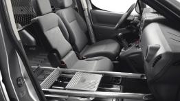 Peugeot Partner II Furgon Facelifting - widok ogólny wnętrza z przodu