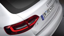 Audi A4 Avant Facelifting - lewy tylny reflektor - włączony