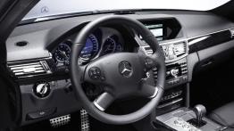Mercedes Klasa E 63AMG - pełny panel przedni