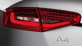 Audi A4 Facelifting - lewy tylny reflektor - włączony