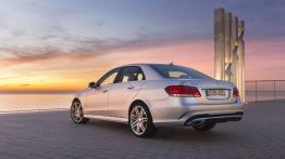 Mercedes E 500 (W212) sedan Facelifting - widok z tyłu