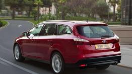 Nowy Ford Focus kombi vs używane BMW serii 3 Touring