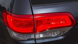 Jeep Grand Cherokee IV Facelifting - lewy tylny reflektor - włączony