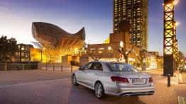 Mercedes E 500 (W212) sedan Facelifting - widok z tyłu