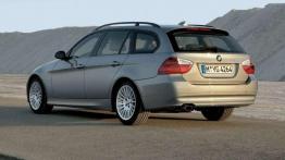 Nowy Ford Focus kombi vs używane BMW serii 3 Touring